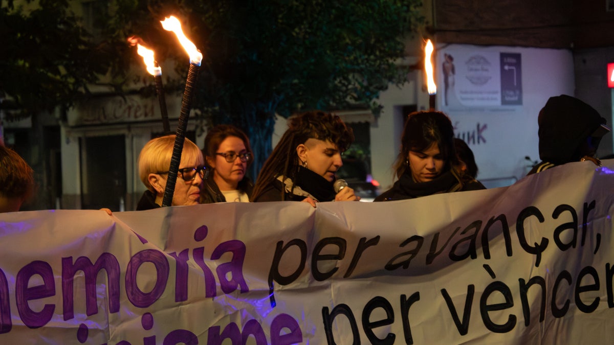 Concentració de torxes, vigília del 25-N de 2025. Autor: Xavi Cano.