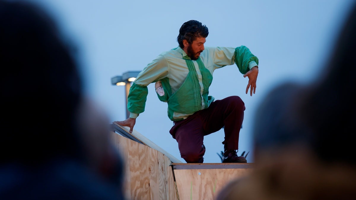 Jaume Madaula, durant l'obra 'El dol és aquella cosa amb ales'. Foto: Sandra Dihör.