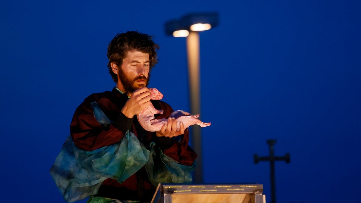 Jaume Madaula, durant l'obra 'El dol és aquella cosa amb ales'. Foto: Sandra Dihör.