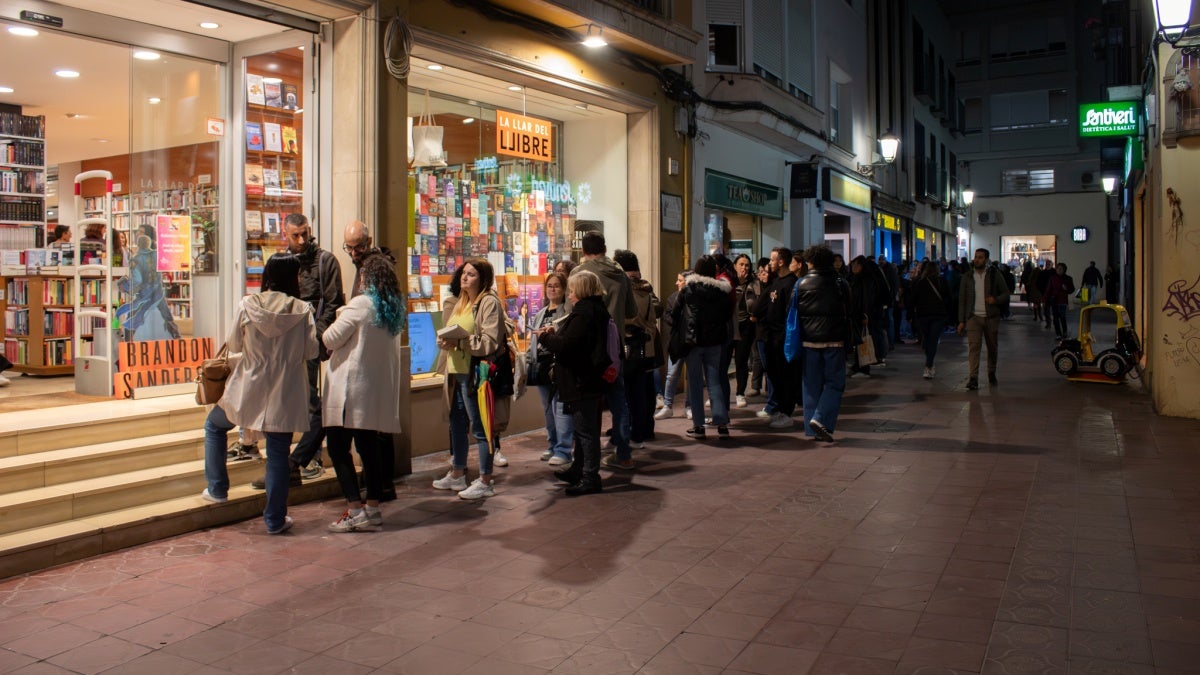 Cua per accedir a la Llar del Llibre, aquest dijous. Autor: X.Cano. 
