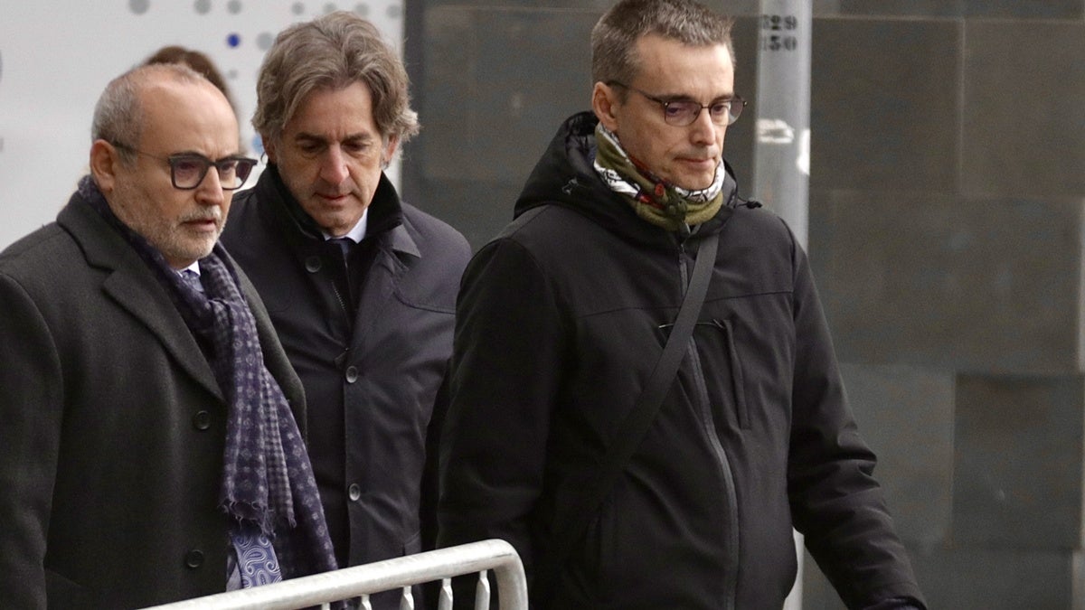 Laiglesia, a la dreta, abans d'entrar als jutjats. Autor: ACN. 