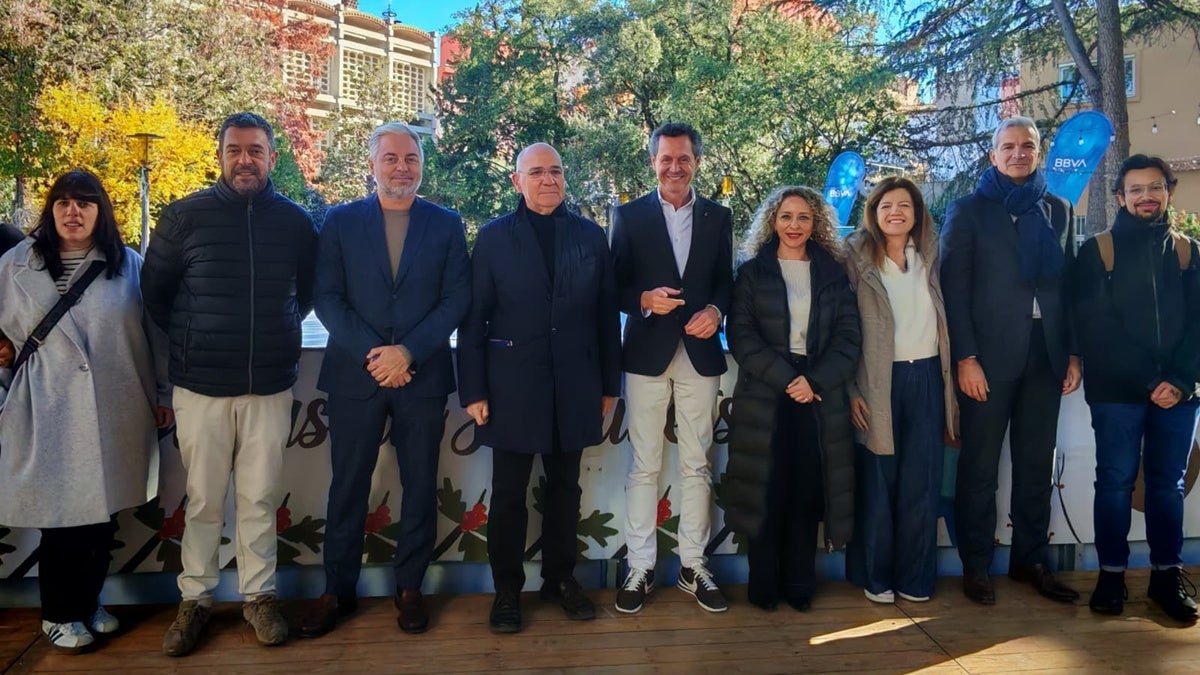 Foto dels promotors, amb el tinent d'alcaldessa, Lluís Matas i la regidora de Turisme, Katia Botta. Autor: Albert P.