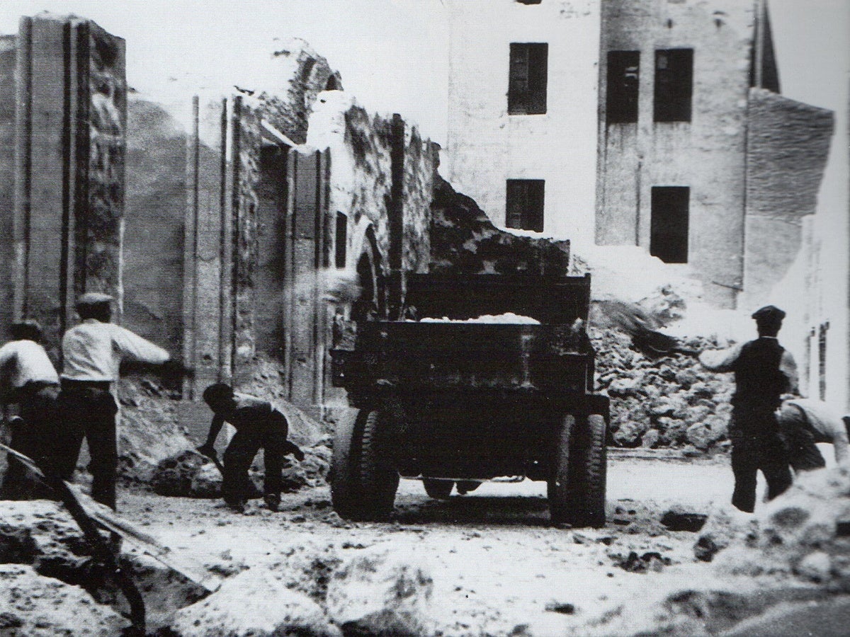Església de la Santíssima Trinitat que després d'incendiada va ser enderrocada (juliol 1936)/AHS.