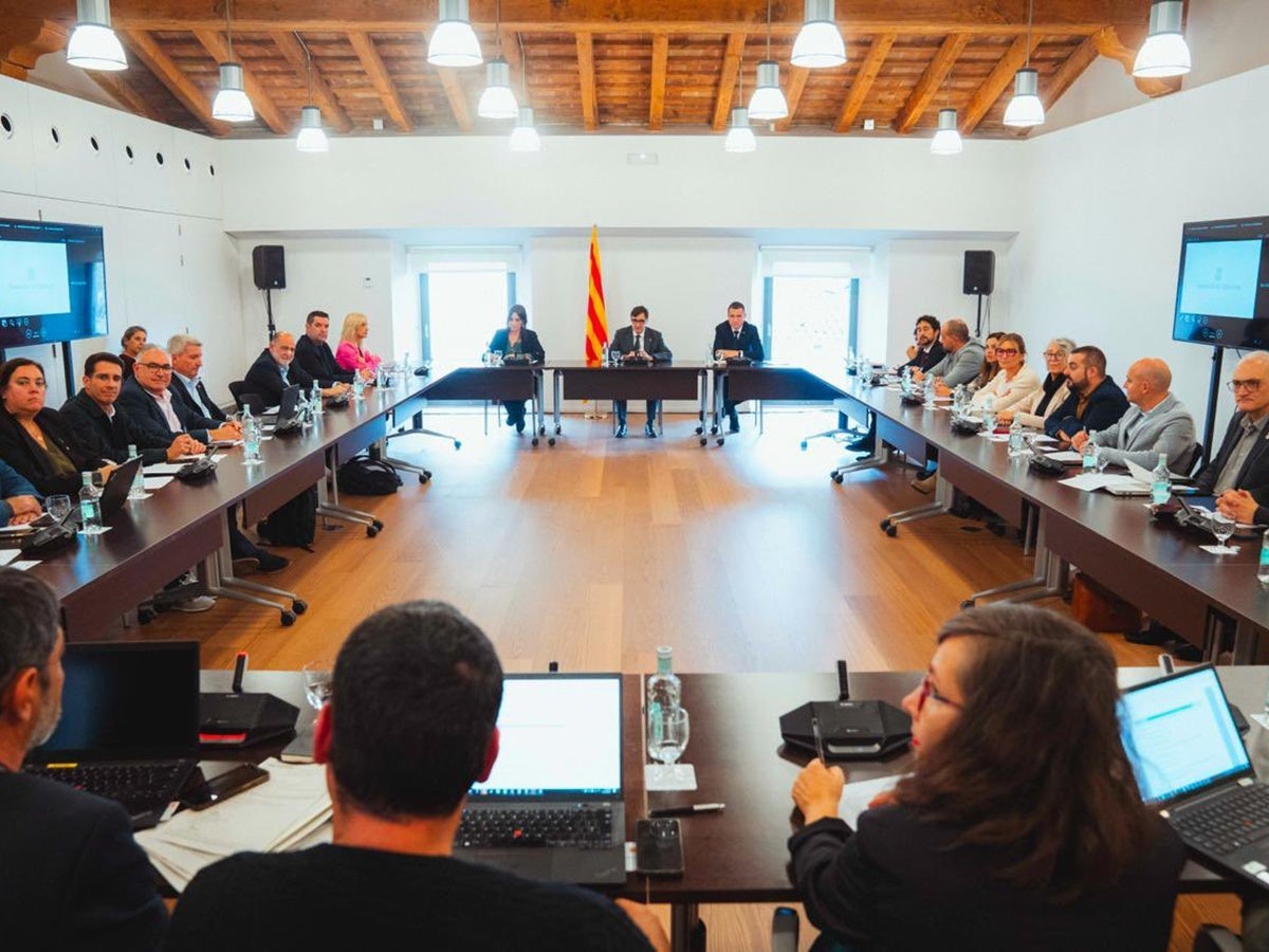 Reunió de Salvador Illa amb representants municipals, com els alcaldes de Barberà, Montcada i Reixac, Polinyà, Badia o el regidor sabadellenc Adrián Hernández. Autor: @salvadorilla via X. 