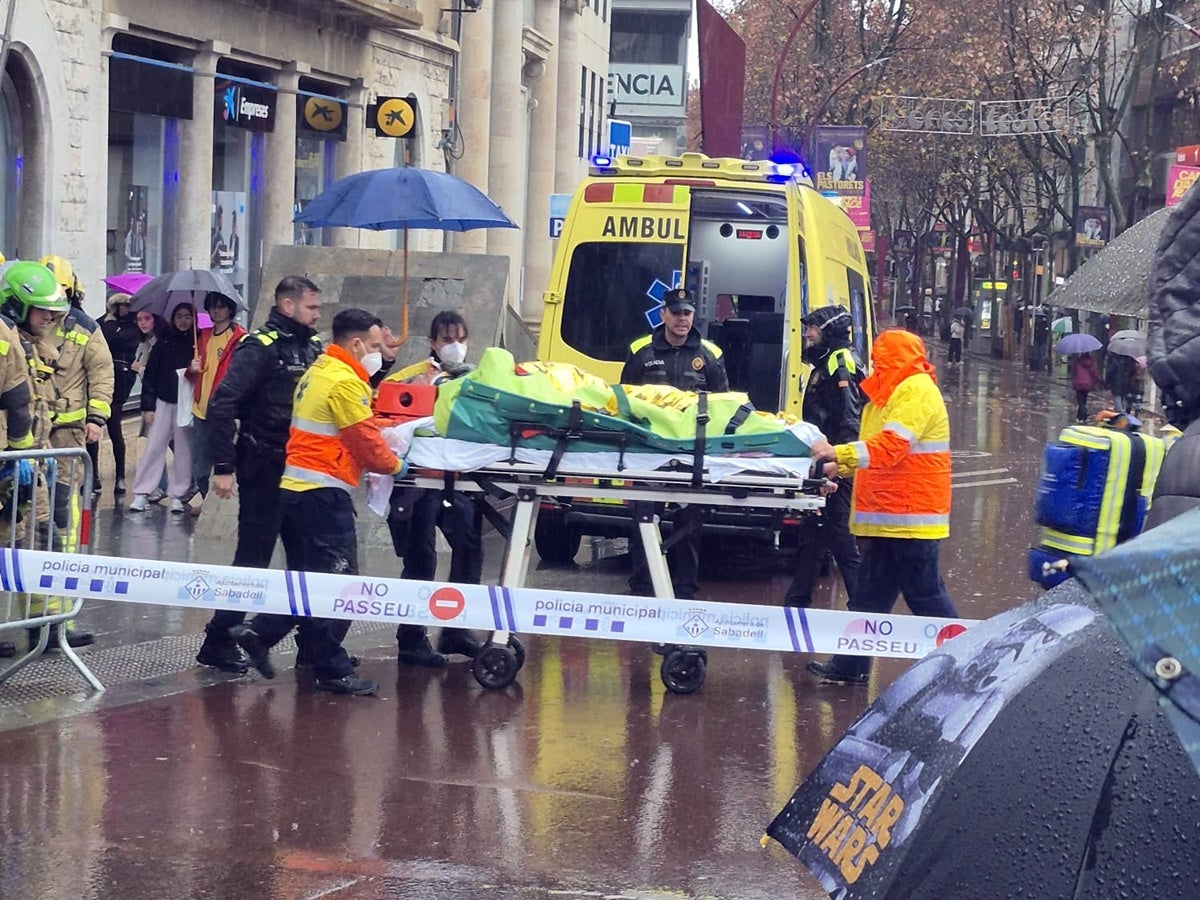 Sanitaris enduent-se la dona. Autora: J.M / cedida. 