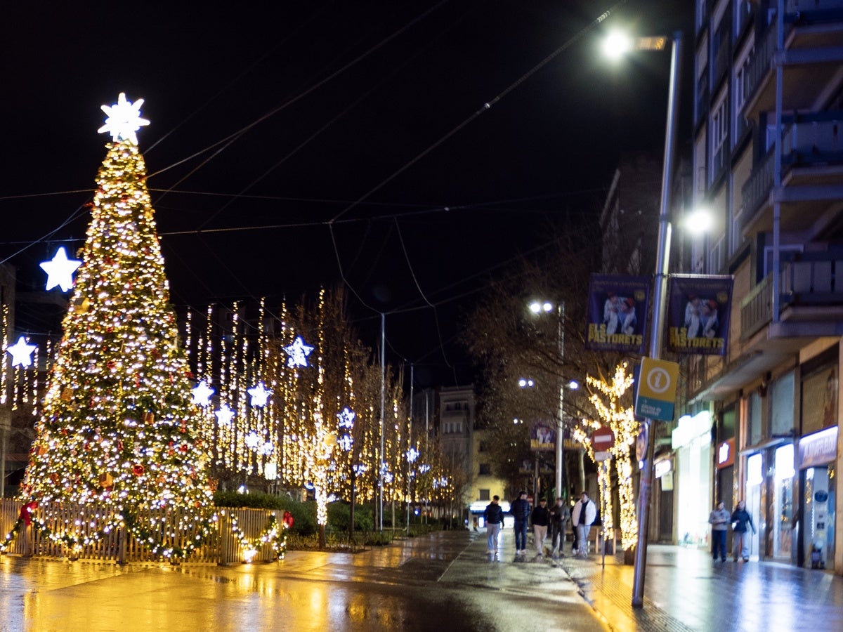 El fanal, que ja es veu tort, la nit del 25 de desembre. Autor: Jordi Izard / cedida. 