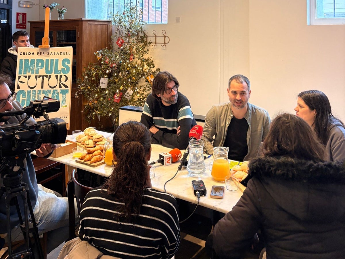 Els regidors de la Crida Guillem Fuster, Oriol Rifer i Aurora Murillo, aquest matí. Autor: cedida. 