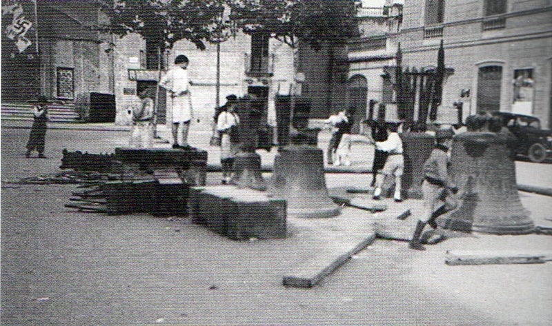 Campanes de l'església de Sant Fèlix a la plaça Sant Roc, baixades per fer munició.