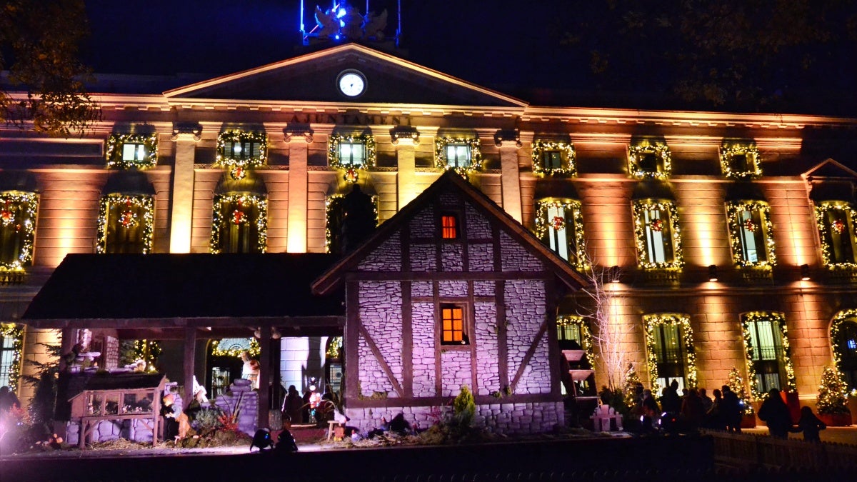 La façana de l'Ajuntament, aquest vespre. Autor: J.d.A.