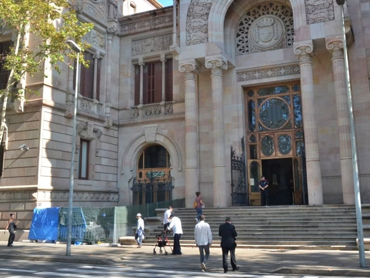 Entrada del Palau de Justícia, fa un temps. Autor: J.d.A. 