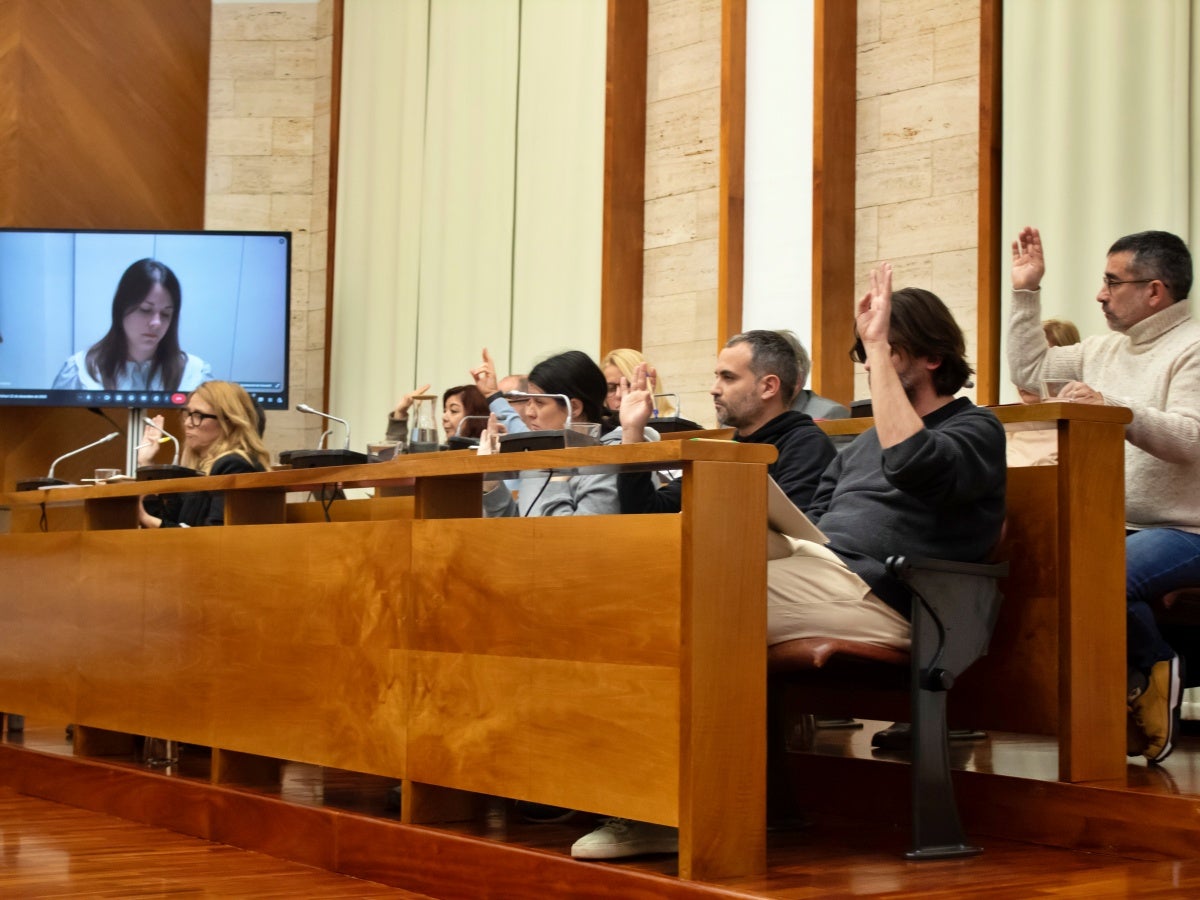 La bancada de l'oposició, votant en contra de les ordenances fiscals. Autor: Xavi Cano. 