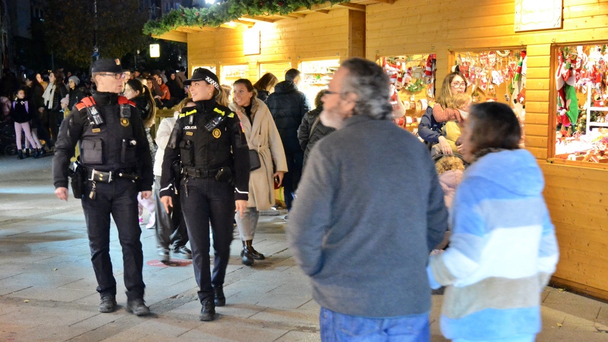 Una patrulla mixta a la fira de Santa Llúcia. Autor: J.d.A.