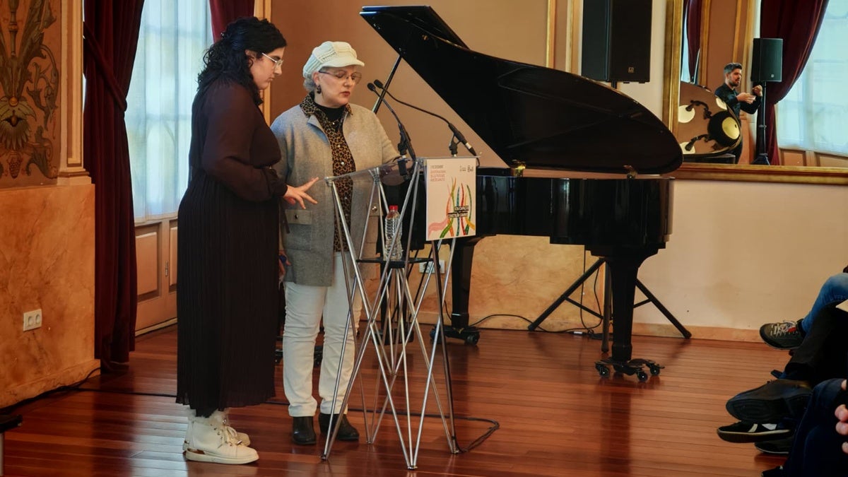 Alvarez i Cárdenas, presentant l'informe. Autor: Albert P.