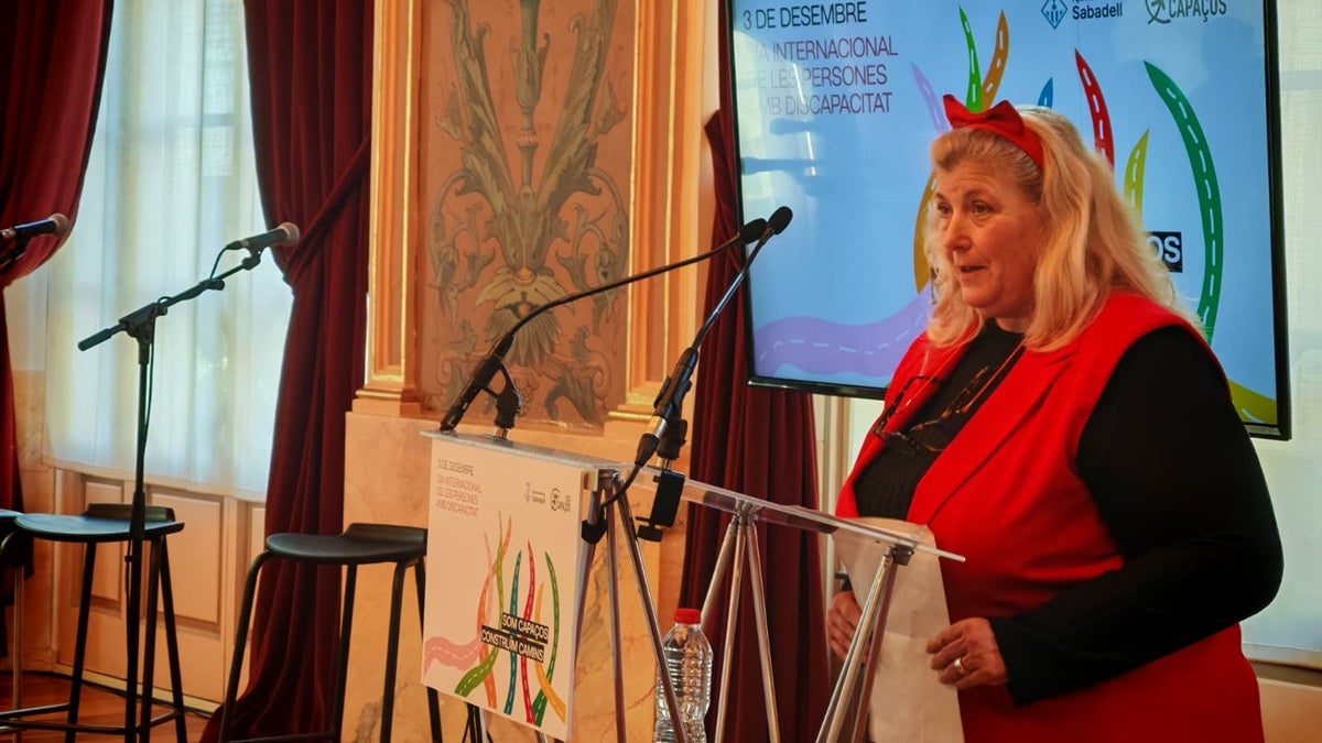 Representant de la Fundació Ecom i ONCE Sabadell, exposant el manifest. Autor :Albert P.