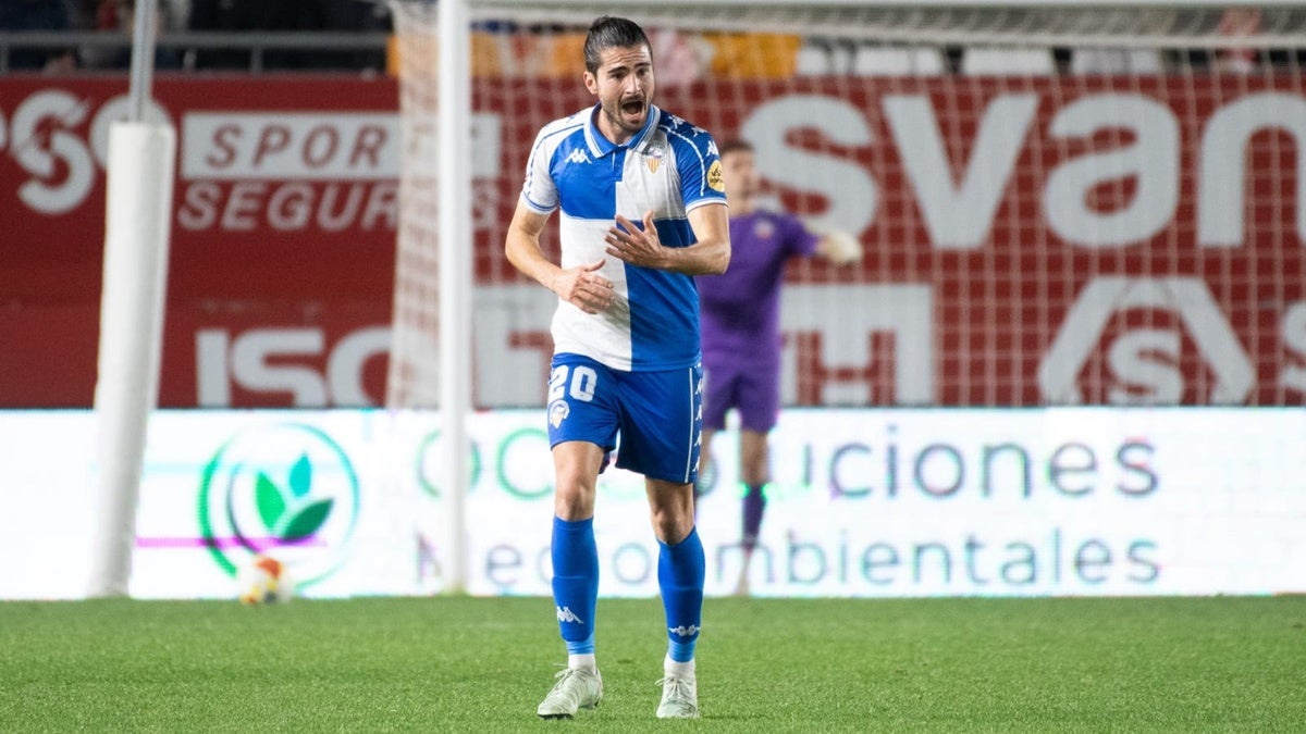 Urri, com sempre, comandant el mig del camp. @CESabadell