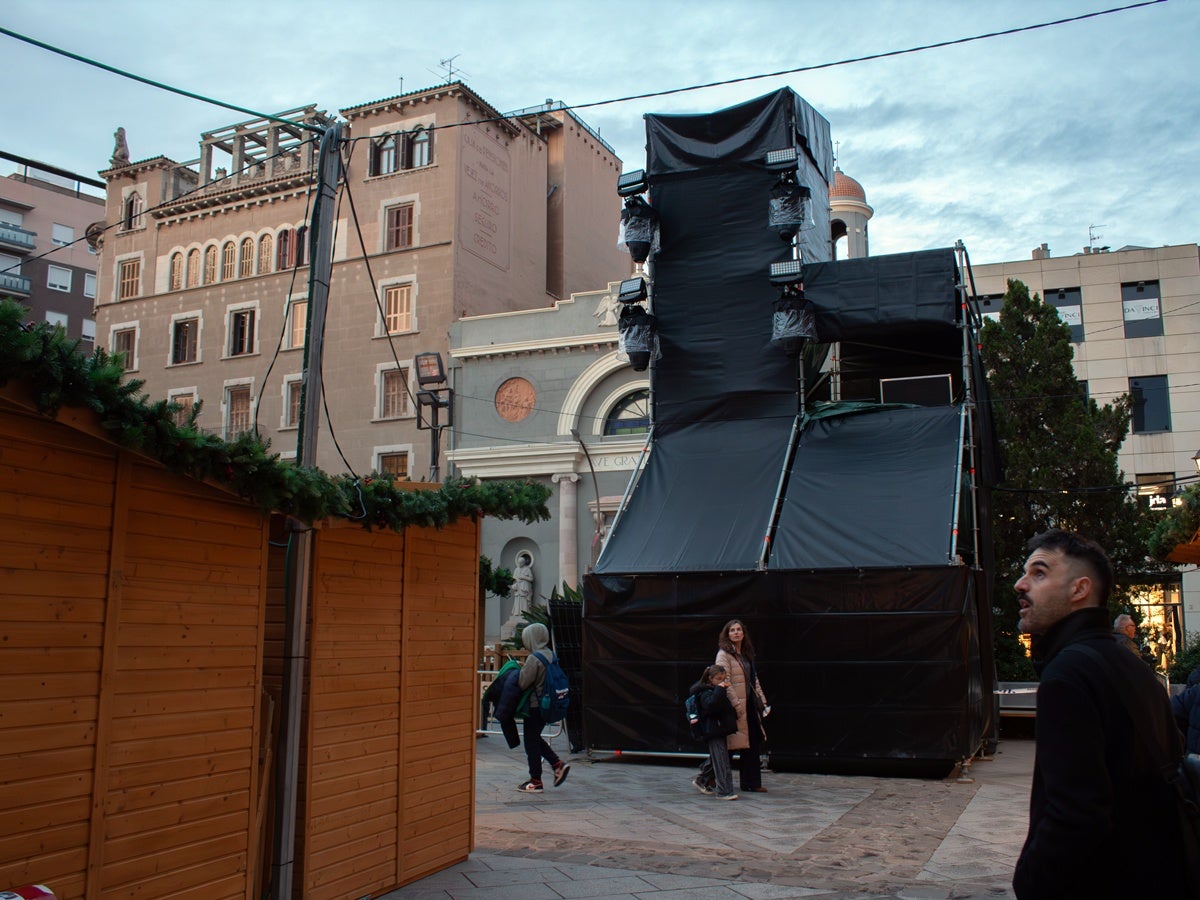 La columna, al mig de la Fira de Santa Llúcia. Autor: Xavi Cano. 