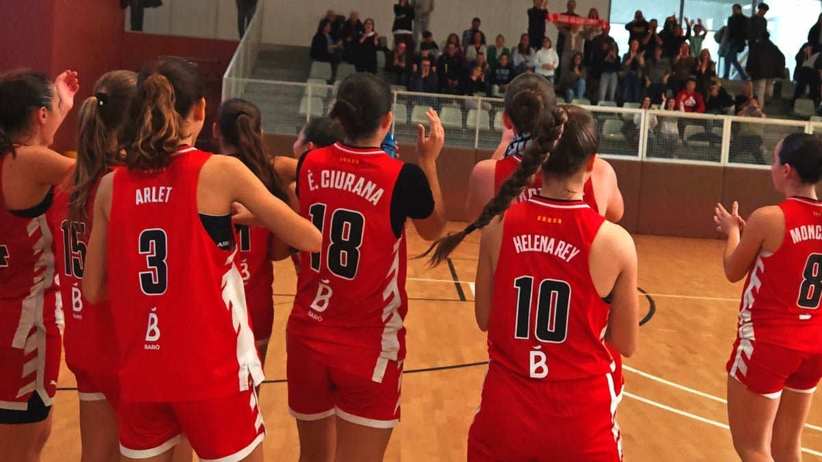 El Girona, celebrant el triomf en infantil femení. Autor: Albert P.