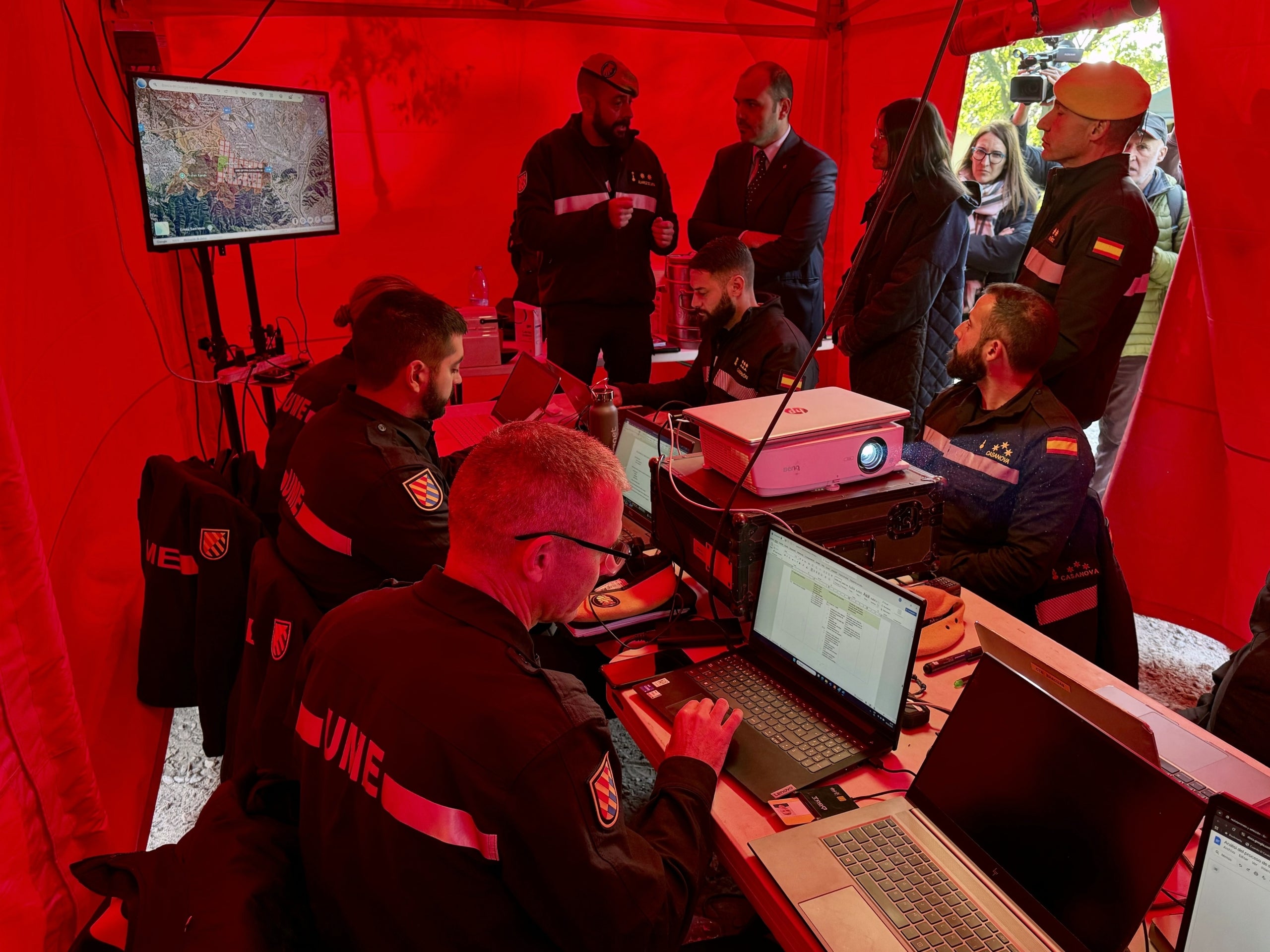 El vicepresident Albert Dalmau i l consellera Parlon, amb la UME. Autor: ACN. 