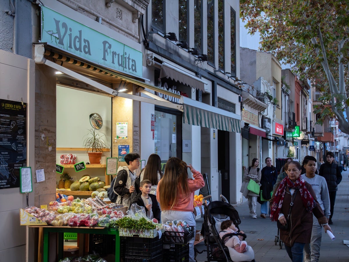 Una fruiteria, a la plaça de la Creu de Barberà, fa unes setmanes. Autor: Xavi Cano. 