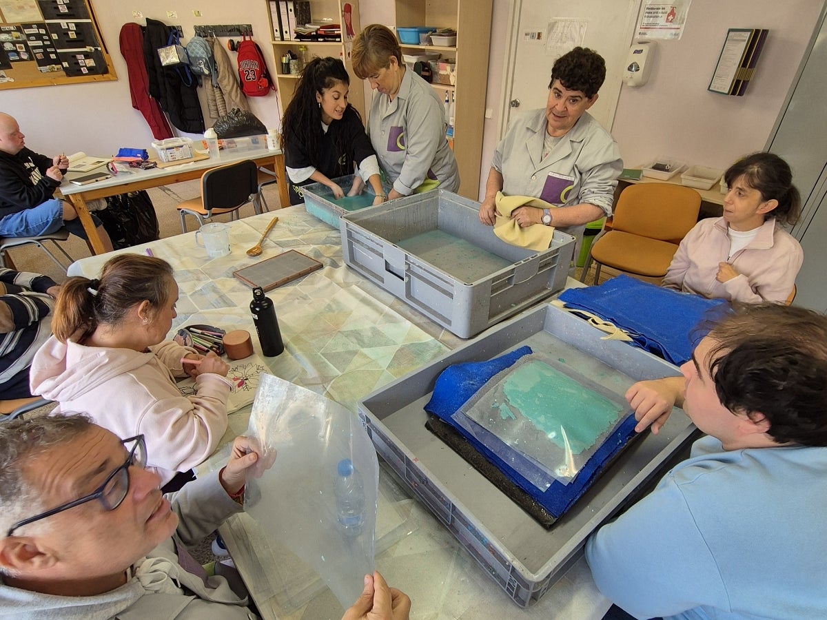 Taller de paper reciclat al Centre Ocupacional CIPO. Autor: cedida.