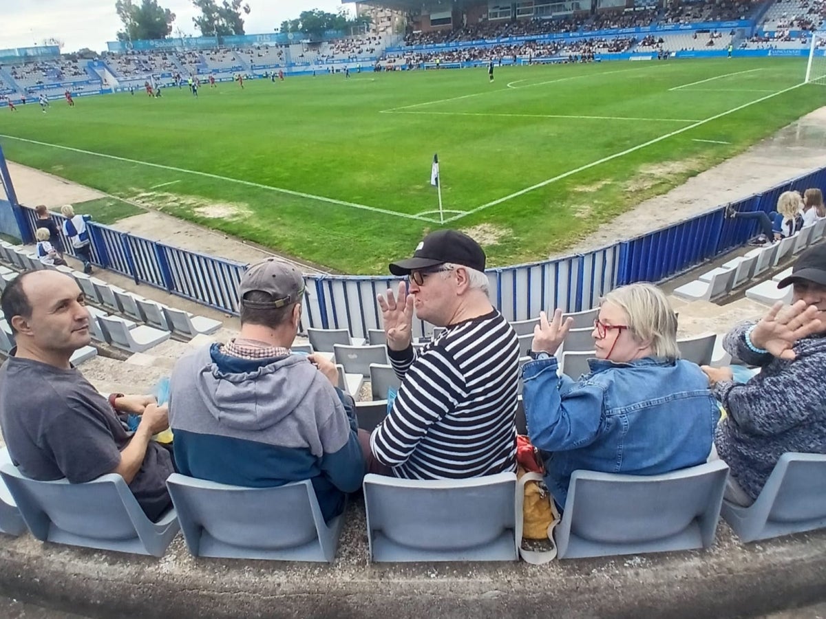 Grup de residents de la llar residència de CIPO en un partit del CE Sabadell. Autor: cedida.