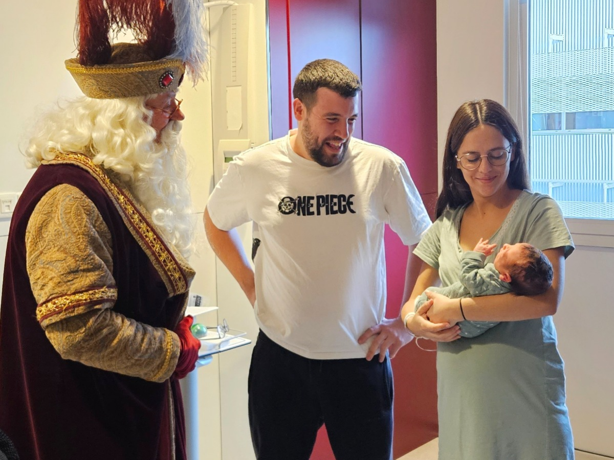 L'Ambaixador Reial, amb els pares i l'Ander, el primer català del 2026, nascut al Parc Taulí de Sabadell. Autor: cedida. 