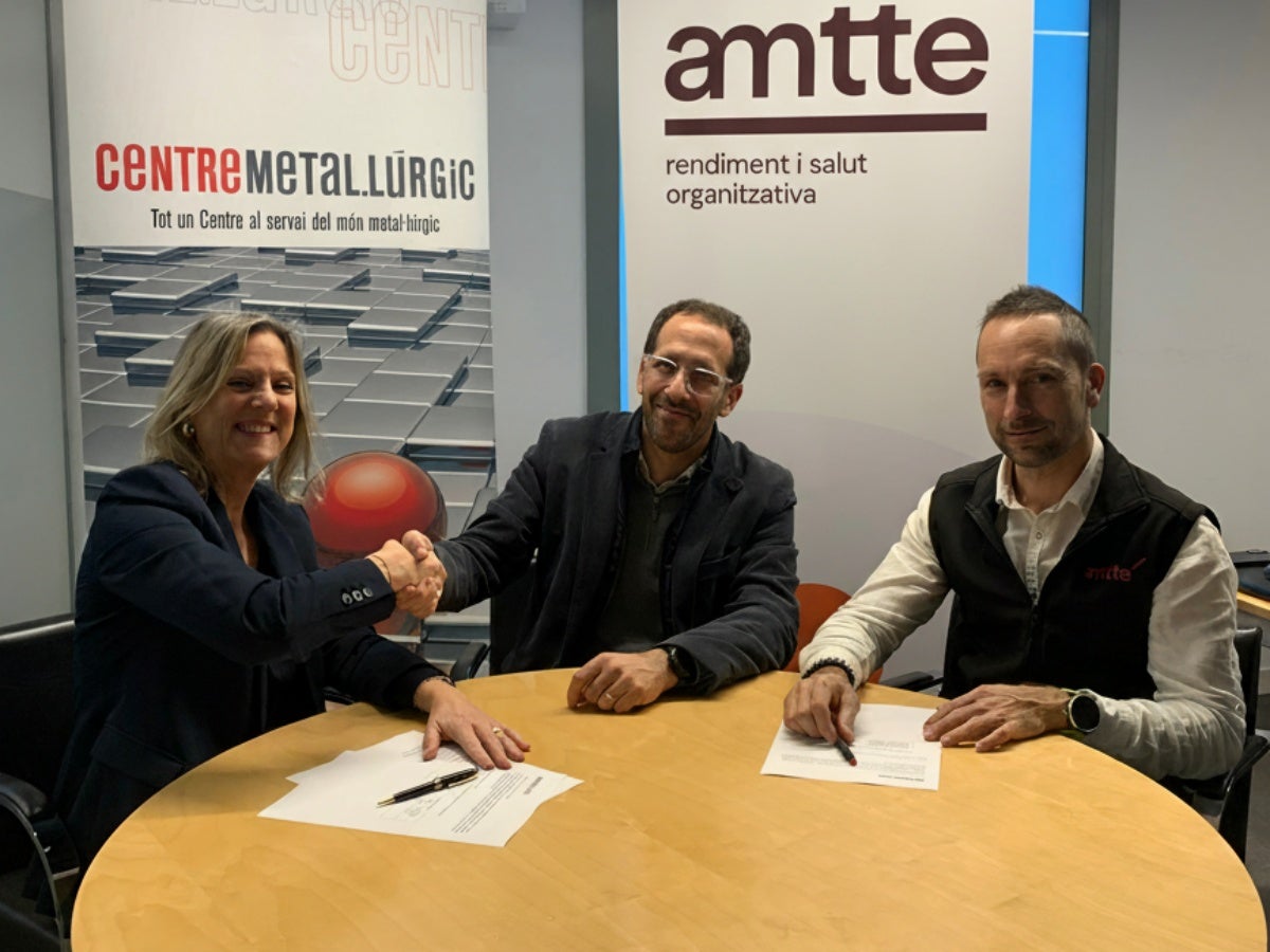 Representants del Centre Metal·lúrgic i d'AMTTE, signant l'acord. Autor: cedida. 