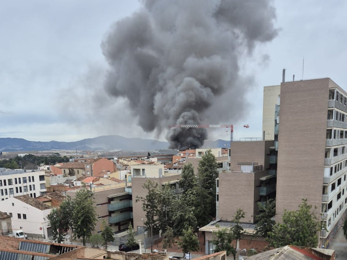 La columna de fum del carrer de Bonavista, aquest migdia. Autor: A.L / cedida. 
