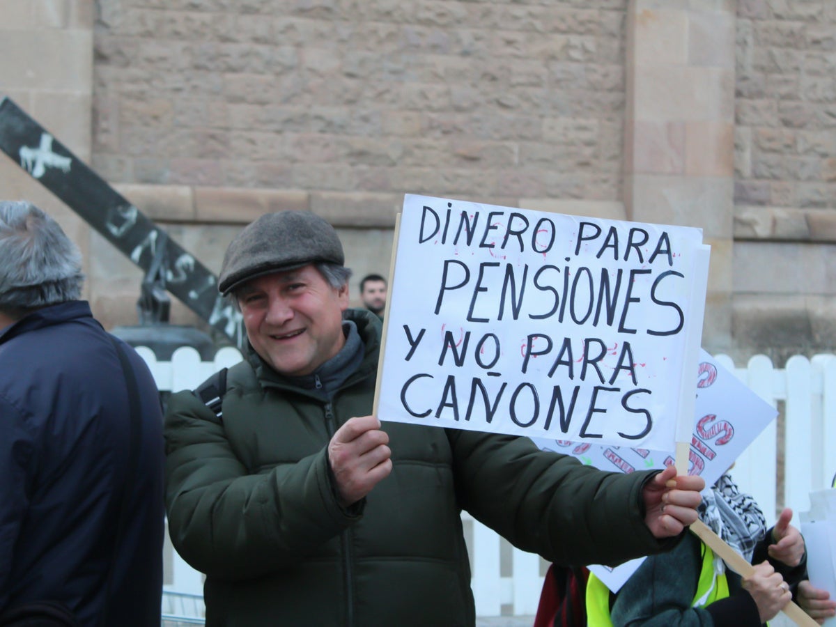 Manifestació dels Iaioflautes contra la inversió militar. Autor: Xavi Cano.