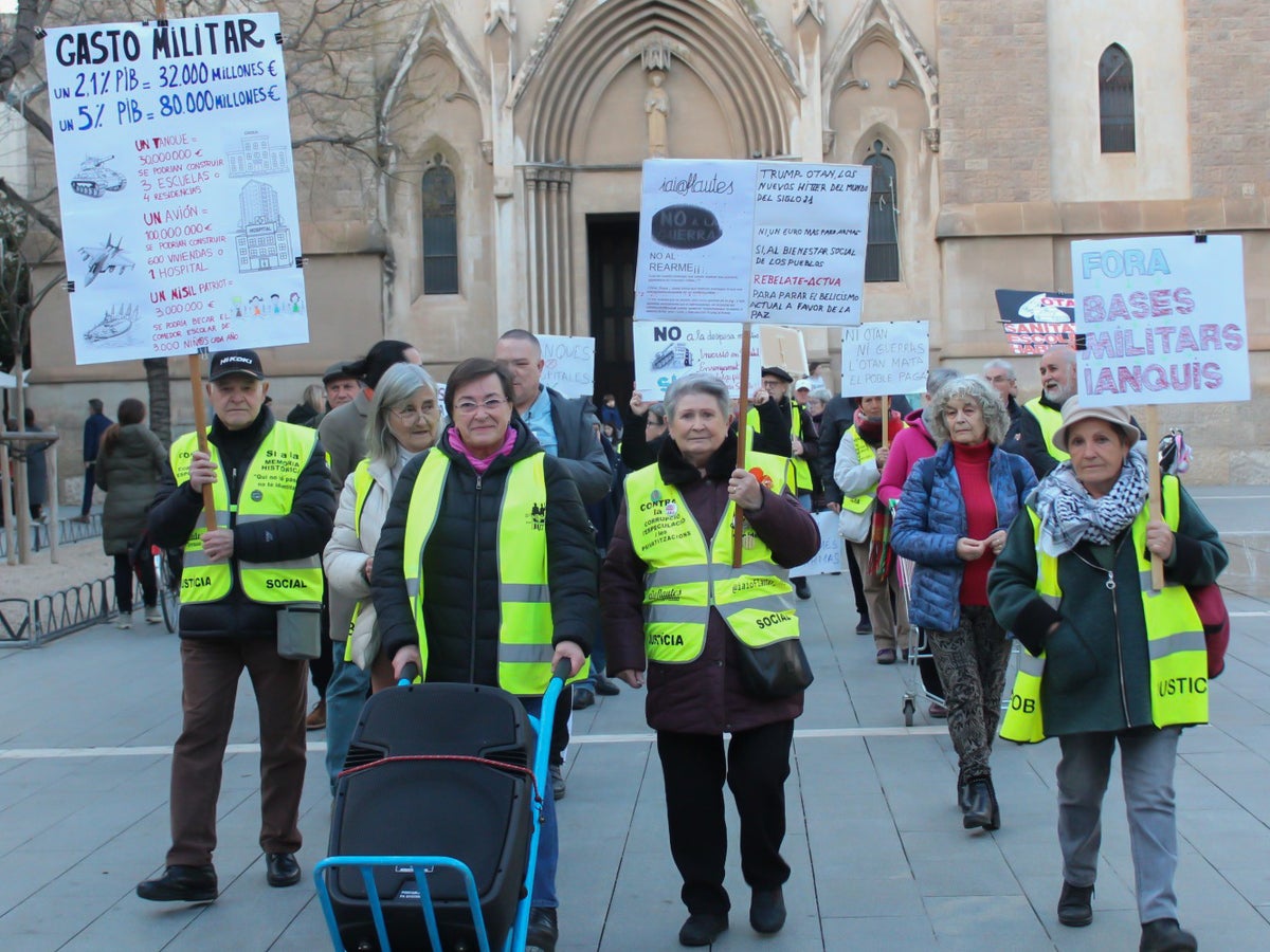 Manifestació dels Iaioflautes contra la inversió militar. Autor: Xavi Cano.