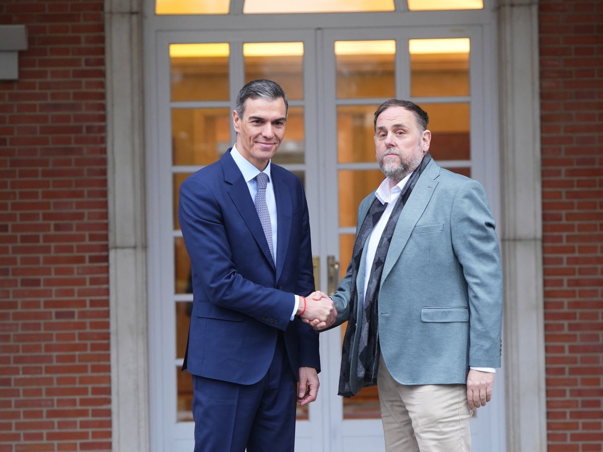Pedro Sánchez i Oriol Junqueras, a les portes del palau de la Moncloa. Autor: ACN