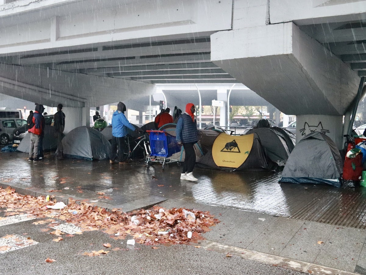 Desallotjats de l'institut, sota un pont. Autor: ACN. 