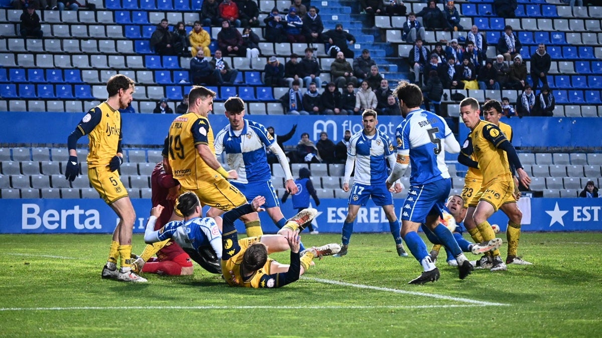 La jugada rocambolesca a l'àrea visitant. Autor: Críspulo Díaz