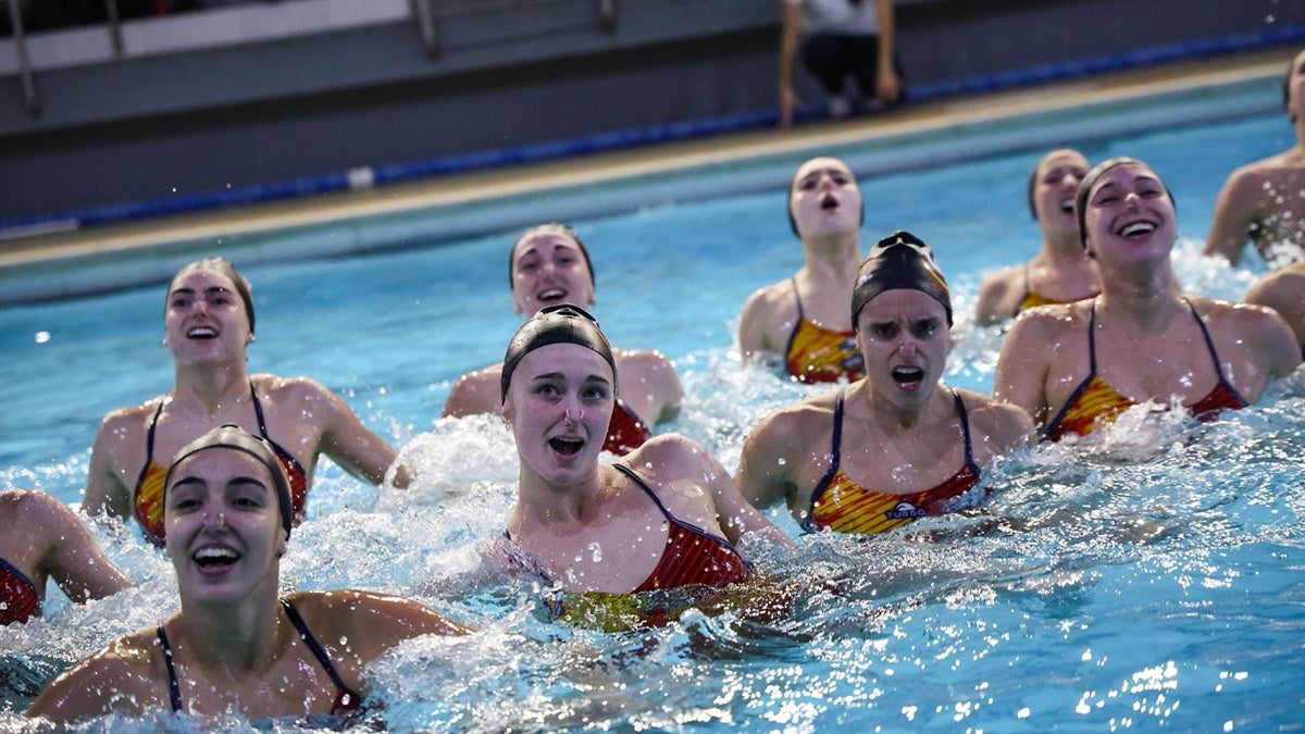 Exhibició de natació. Cedida