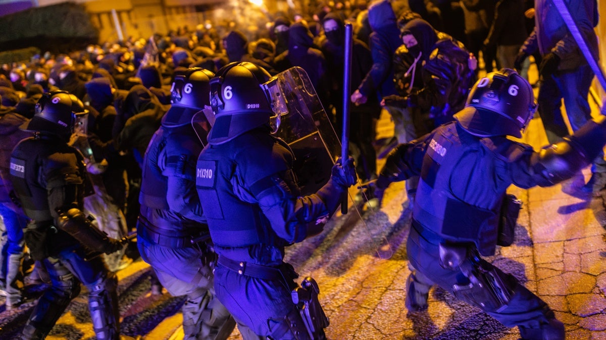 Actuació policial dels Mossos contra antifeixistes a les portes de la sala de festes de Sentmenat on s'ha presentat l'organtizació ultra Núcleo Nacional. Autor: ACN. 