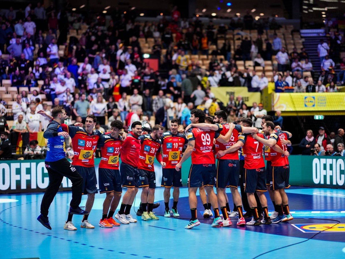 Combinat espanyol, celebrant el triomf contra Sèrbia. RFEBalonmano