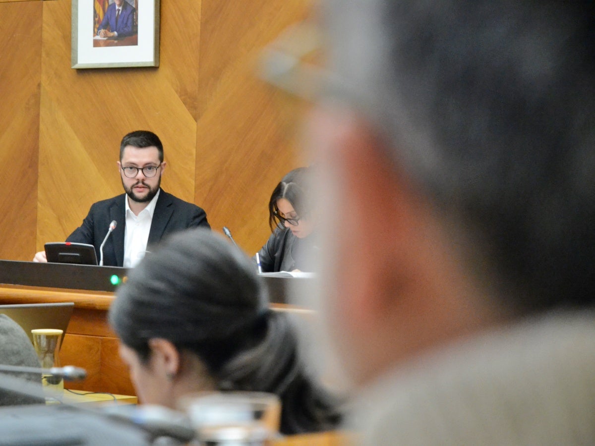 El tinent d'alcaldessa d'Habitatge, Eloi Cortés, durant un moment del ple municipal de gener de 2026. Autor: J.d.A.