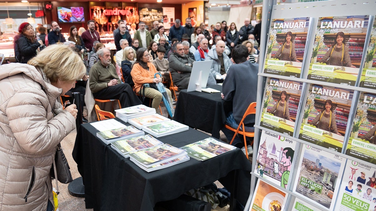 Un moment de l'acte, aquest migdia al Mercat Central. Autor: R.Benet. 