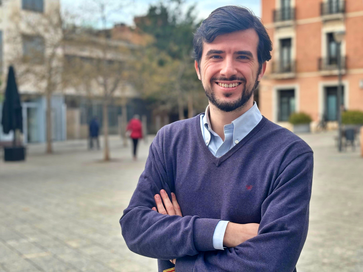 L'advocat sabadellenc Álex Cortés, patró de la Fundación Independiente, fa uns dies a la plaça del Gas. Autor: J.d.A.