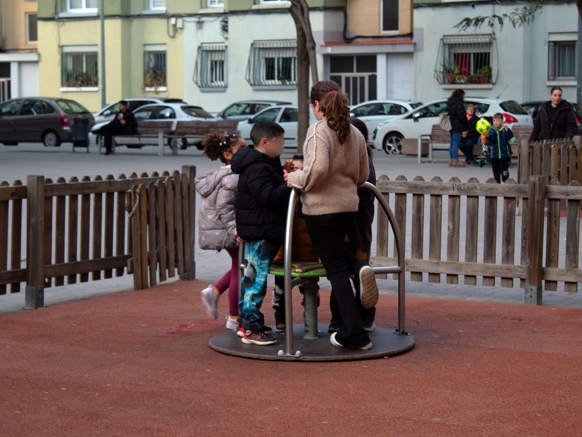 Infants a l'àrea de joc de la plaça Llívia. Autor: Xavi Cano.