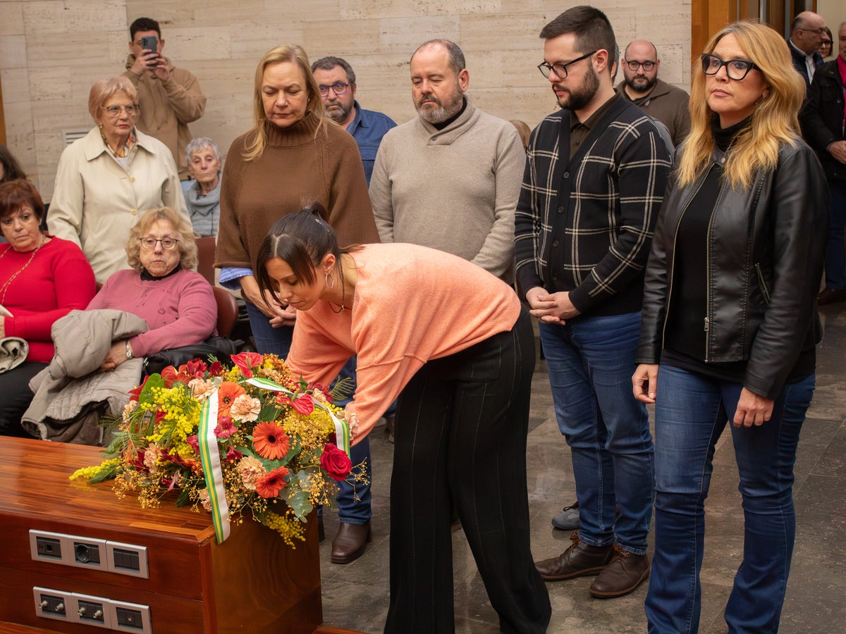 Ofrena floral dels portaveus dels grups municipals a l'Ajuntament. Autor: Xavi Cano.