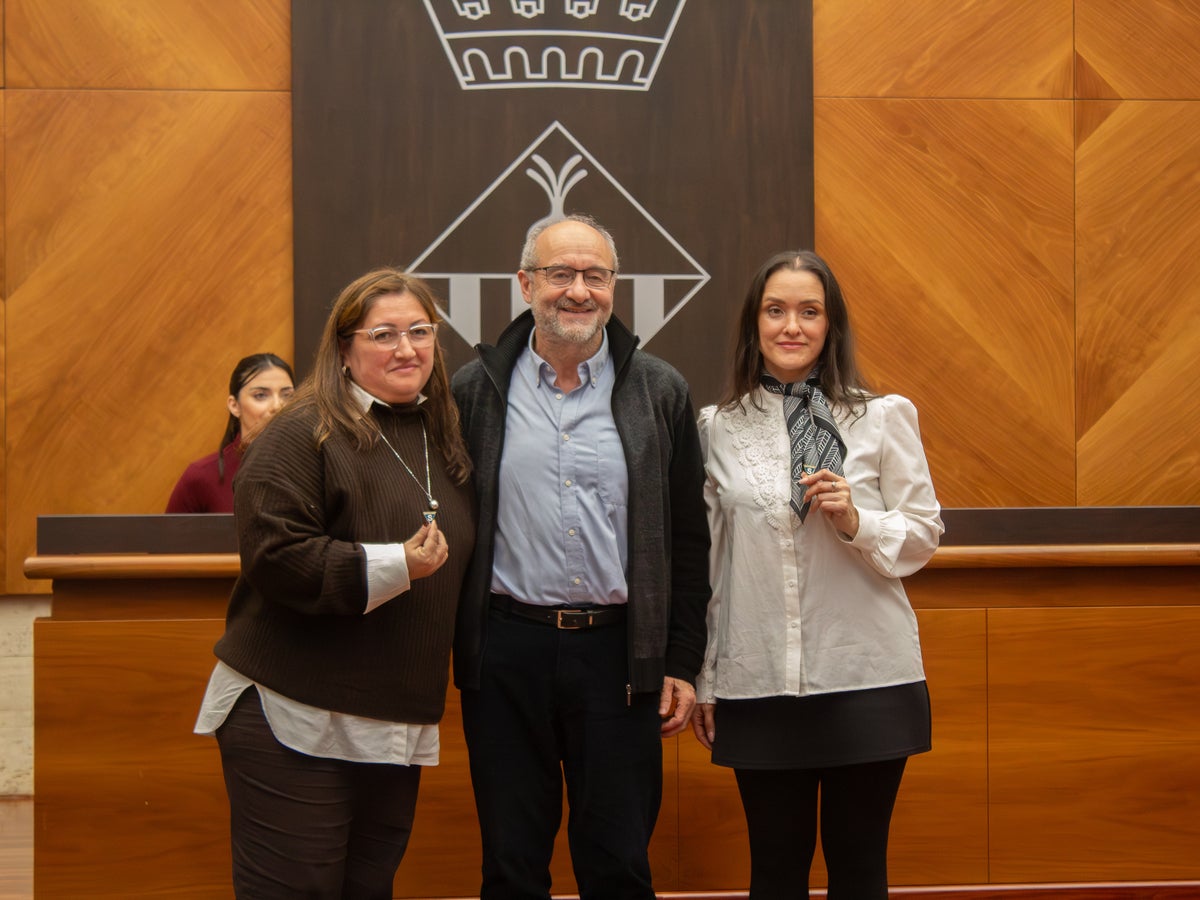 Núria i Roser Basurto, familiars del sabadellenc Eugeni Arqués Simó, rebent un obsequi d'Amical Mauthausen. Autor: Xavi Cano.