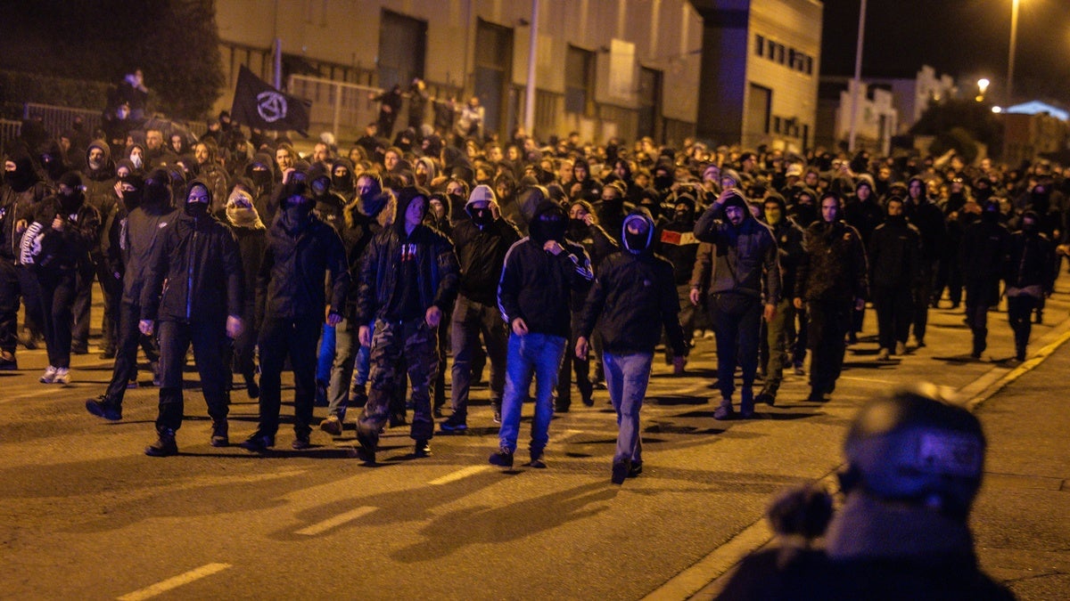 Actuació policial dels Mossos contra antifeixistes a les portes de la sala de festes de Sentmenat on s'ha presentat l'organtizació ultra Núcleo Nacional. Autor: ACN. 