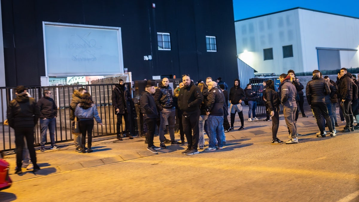 Actuació policial dels Mossos contra antifeixistes a les portes de la sala de festes de Sentmenat on s'ha presentat l'organtizació ultra Núcleo Nacional. Autor: ACN. 