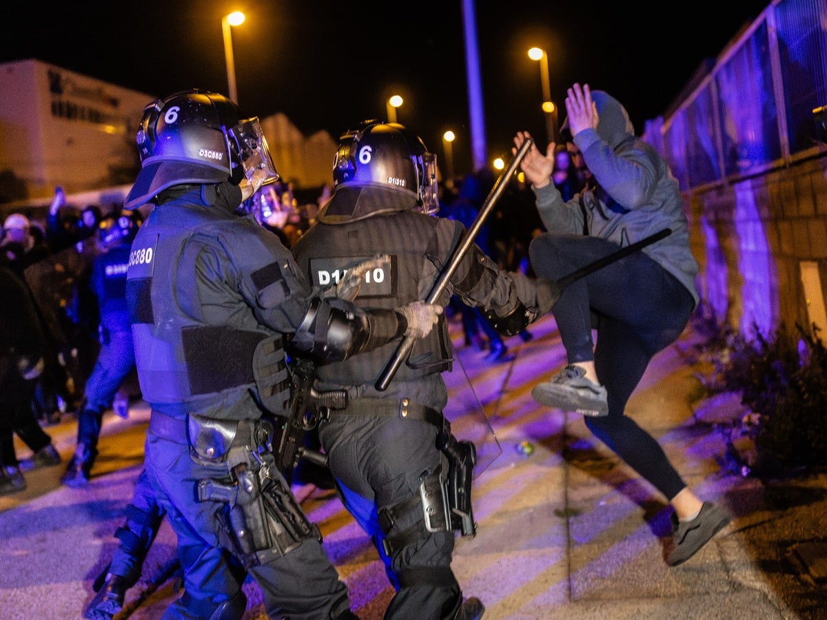 Actuació policial dels Mossos contra antifeixistes a les portes de la sala de festes de Sentmenat on s'ha presentat l'organtizació ultra Núcleo Nacional. Autor: ACN. 