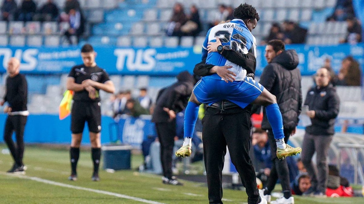 Quadri, abraçant-se amb Costa. Autora: Dihör