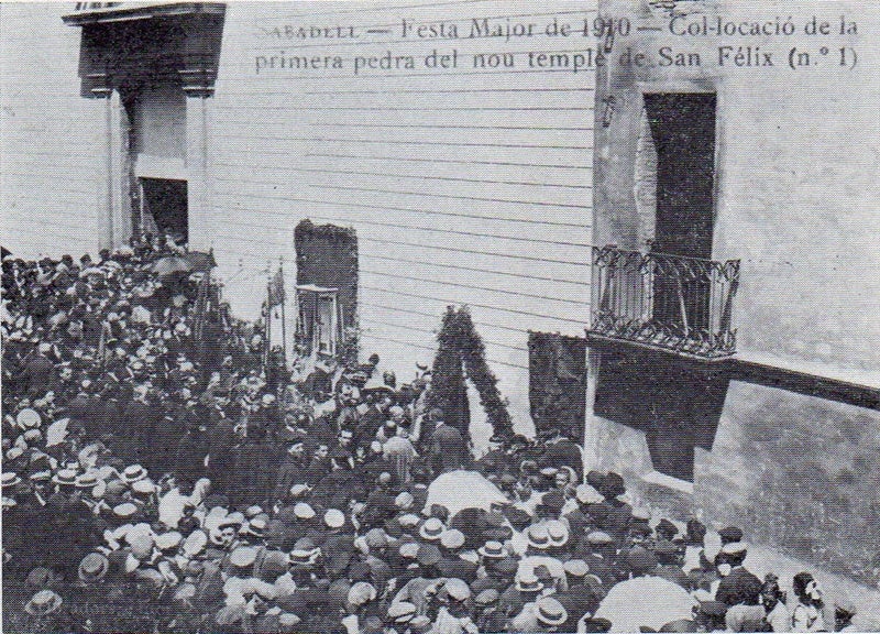 Col·locació de la primera pedra de la reconstrucció a la Festa Major de 1910, amb la pared tapada amb taulons de fusta.