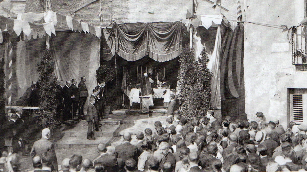 Missa de campanya a Sant Fèlix després de la Setmana Tràgica. J. Figuerola/Arxiu Renom-Llonch.