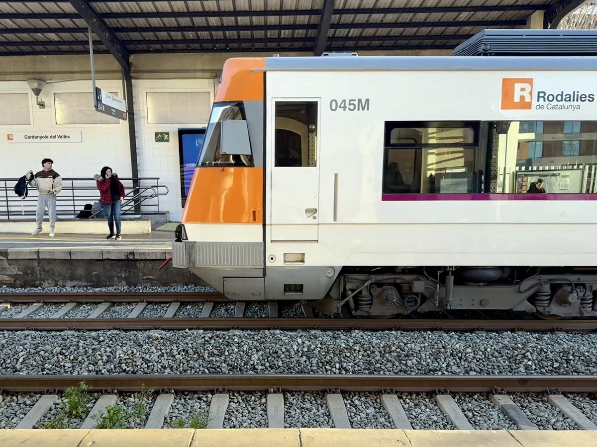 Passatgers esperant un tren a Cerdanyola. Autor: ACN. 