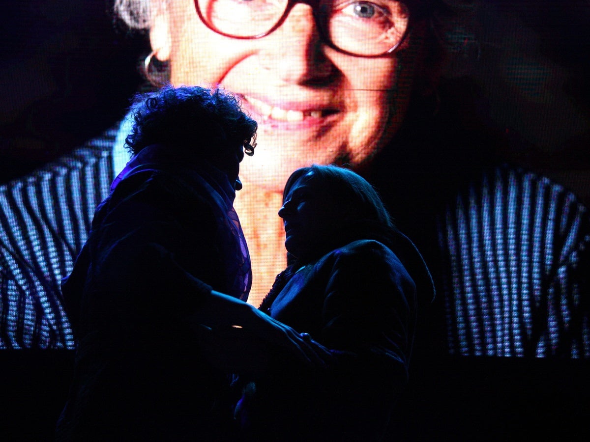 La filla de Casals i Carme Forcadell al finalitzar l'acte d'homenatge que es va fer a Barcelona l'any 2016, poc després de morir Muriel Casals. Autor: ACN. 